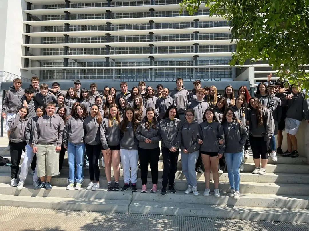 Grupo de estudiantes con sudaderas personalizadas de promoción